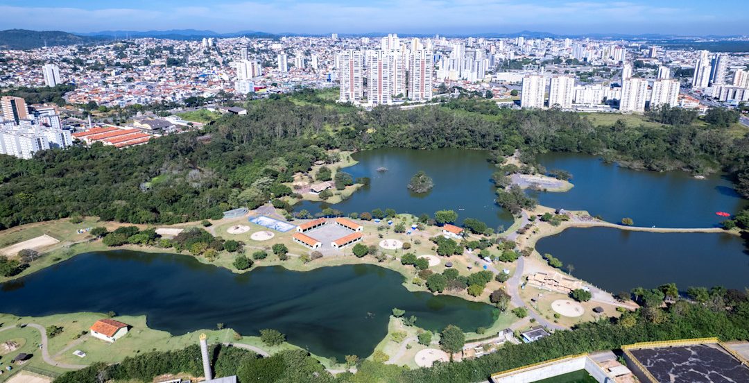 Vista aérea de Mogi das Cruzes, com os lagos e a área verde à frente e a cidade ao fundo