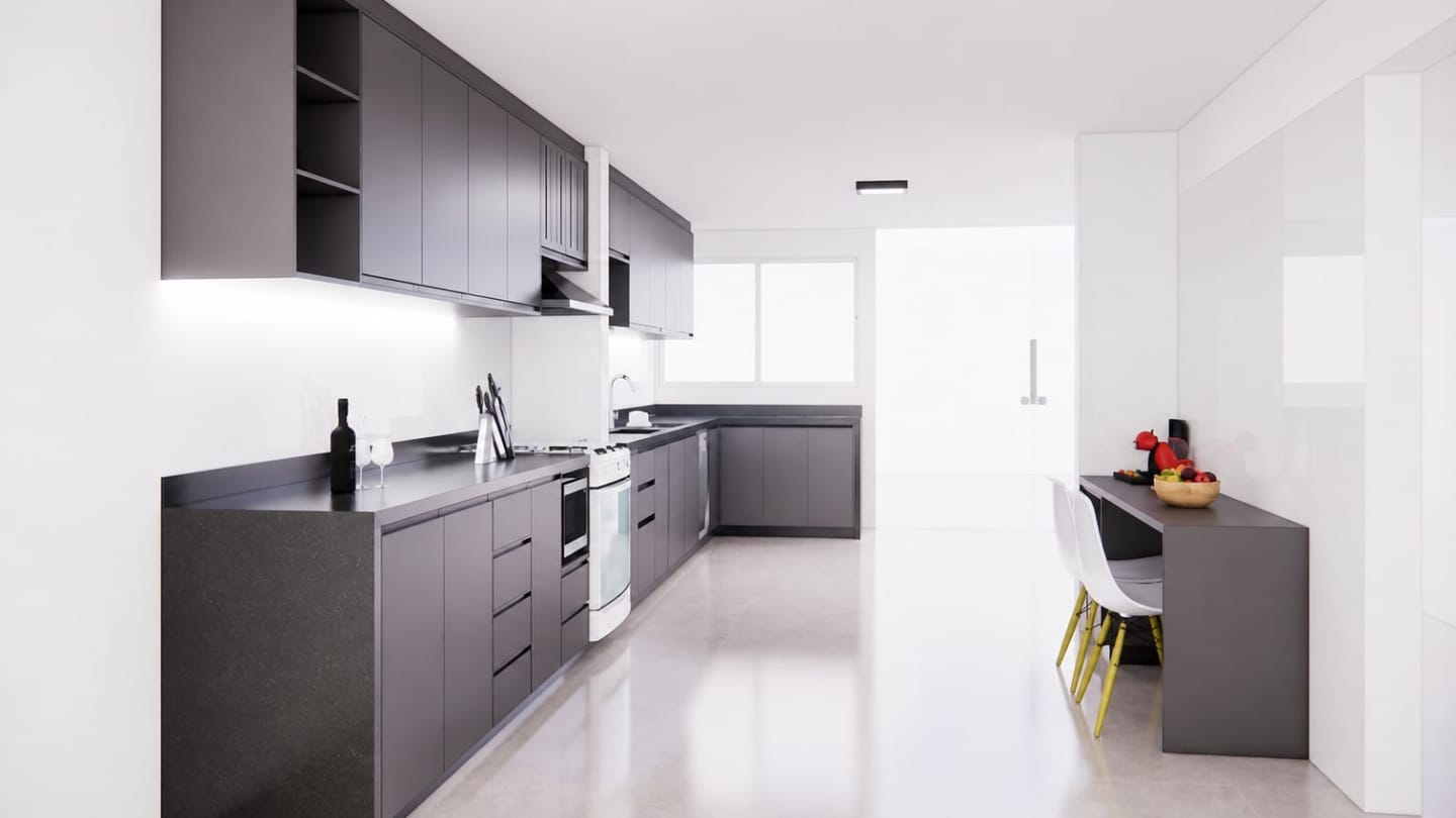 Cozinha planejada em corredor, com armários cinza grafite até o teto, bancada preta em toda a extensão e mesa de refeições ao fundo
